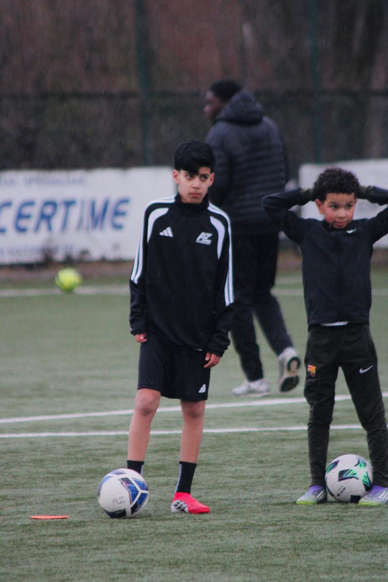 AZ Academy training dribbling